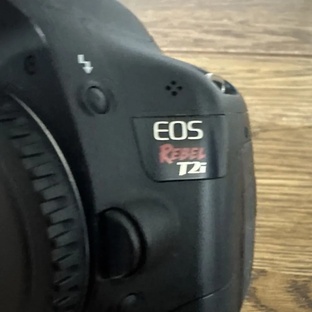 Canon EOS Rebel T2i 18.0MP Digital SLR DSLR Camera 29,850 Shutter Count